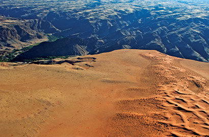 An image of a dividing cliff in the Namib-naukluft Park in Africa (Namibia)